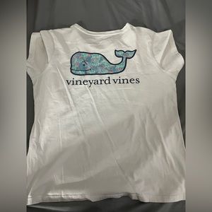Well kept Vineyard Vines short sleeve white tee!